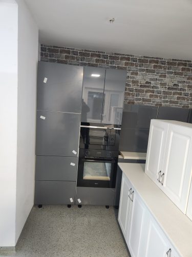 MOBILA DE BUCATARIE GRI IN FORMA DE L CU ELECTROCASNICE INCLUSE